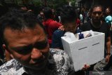 Polisi membawa tersangka serta barang bukti saat menggerebek tempat pembuatan ganja sintetis di salah satu kamar apartemen di Jalan Siwalankerto, Surabaya, Jawa Timur, Jumat (7/2/2020). Polda Metro Jaya bekerjasama dengan Polda Jawa Timur dan Polrestabes Surabaya menggerebek tempat pembuatan ganja sintetis dengan menangkap empat tersangka serta mengamankan sejumlah barang bukti salah satu diantaranya sekitar 50 kemasan berisi ganja sintetis. Antara Jatim/Didik/Zk