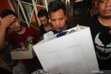 Polisi membawa tersangka serta barang bukti saat menggerebek tempat pembuatan ganja sintetis di salah satu kamar apartemen di Jalan Siwalankerto, Surabaya, Jawa Timur, Jumat (7/2/2020). Polda Metro Jaya bekerjasama dengan Polda Jawa Timur dan Polrestabes Surabaya menggerebek tempat pembuatan ganja sintetis dengan menangkap empat tersangka serta mengamankan sejumlah barang bukti salah satu diantaranya sekitar 50 kemasan berisi ganja sintetis. Antara Jatim/Didik/Zk