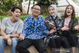 Gubernur Jawa Barat Ridwan Kamil (kedua kiri) bersama Istri Atalia Praratya (kedua kanan) foto bersama dengan pemeran film Milea Suara dari Dilan Vanesha Prescilla (kanan) dan Iqbaal Ramadhan (kiri) di rumah dinas Gubernur Jabar, Gedung Pakuan, Bandung, Jawa Barat, Jumat (7/2/2020). Kedatangan para pemain film Milea: Suara dari Dilan tersebut dalam rangka parade Milea yang merupakan film terakhir dari trilogi film Dilan yang diangkat dari novel karya Pidi Baiq. ANTARA JABAR/M Agung Rajasa/agr