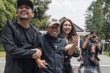 Sutradara film Milea: Suara dari Dilan, Fajar Bustomi (kiri) dan Pidi Baiq (kedua kiri) bersama pemeran Milea Vanesha Prescilla (ketiga kiri) jalan bersama di rumah dinas Gubernur Jabar, Gedung Pakuan, Bandung, Jawa Barat, Jumat (7/2/2020). Kedatangan para pemain film Milea: Suara dari Dilan tersebut dalam rangka parade Milea yang merupakan film terakhir dari trilogi film Dilan yang diangkat dari novel karya Pidi Baiq. ANTARA JABAR/M Agung Rajasa/agr