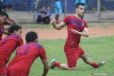 Pemain baru Persik Kediri Ante Bakmaz (kanan) mengikuti latihan perdananya di stadion Brawijaya, Kota Kediri, Jawa Timur, Kamis (6/2/2020). Persik Kediri merekrut mantan pemain Madura United yang berasal dari Australia tersebut untuk menempati posisi bek tengah pada kompetisi Liga 1 musim kompetisi 2020 mendatang. Antara Jatim/Prasetia Fauzani/zk 