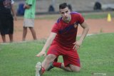 Pemain baru Persik Kediri Ante Bakmaz mengikuti latihan perdananya di stadion Brawijaya, Kota Kediri, Jawa Timur, Kamis (6/2/2020). Persik Kediri merekrut mantan pemain Madura United yang berasal dari Australia tersebut untuk menempati posisi bek tengah pada kompetisi Liga 1 musim kompetisi 2020 mendatang. Antara Jatim/Prasetia Fauzani/zk 