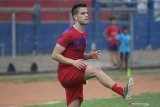 Pemain baru Persik Kediri Ante Bakmaz mengikuti latihan perdananya di stadion Brawijaya, Kota Kediri, Jawa Timur, Kamis (6/2/2020). Persik Kediri merekrut mantan pemain Madura United yang berasal dari Australia tersebut untuk menempati posisi bek tengah pada kompetisi Liga 1 musim kompetisi 2020 mendatang. Antara Jatim/Prasetia Fauzani/zk 