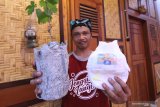 Choirul Anwar meunjukan diaper (popok sekali pakai) dan hasil kerajinan pot bunga dari diaper bekas di rumahnya di Banyuwangi, Jawa Timur, Kamis (6/2/2020). Pengolahan sampah diaper menjadi kerajinan seperti pot bunga dan bata ringan itu, diharapkan dapat menjadi solusi permasalahan pencemaran lingkungan yang saat ini rata-rata sekitar 3 juta ton per hari sampah diaper yang dihasilkan masyarakat. Antara Jatim/Budi Candra Setya/zk