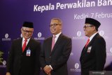 Deputi Gubernur Bank Indonesia Sugeng (tengah) berbincang dengan mantan Kepala Kantor Perwakilan Bank Indonesia (KPw BI) Kediri Musni Hardi Kusuma Atmaja (kanan) bersama penggantinya Sofwan Kurnia (kiri) saat kegiatan pengukuhan Kepala KPw BI Kediri di Kota Kediri, Jawa Timur, Jumat (7/2/2020). Serah terima jabatan Kepala KPw BI Kediri dari Musni Hardi Kusuma Atmaja kepada Sofwan Kurnia tersebut sebagai upaya menjaga Bank Indonesia agar tetap memiliki kinerja dan motivasi yang tinggi dalam mengembangkan perekonomian nasional maupun regional. Antara Jatim/Prasetia Fauzani/zk