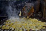 Pekerja meniriskan singkong yang telah direbus saat memproduksi peuyeum di Cipatat, Kabupaten Bandung Barat, Jawa Barat, Jumat (7/2/2020). Pekerja menyatakan, pada musim hujan produksi peuyeum menurun hingga 60 persen atau hanya memproduksi dua kuintal peuyeum dibandingkan dengan musim kemarau yang dapat memproduksi hingga lima kuintal perhari yang diakibatkan minimnya bahan baku. ANTARA JABAR/Raisan Al Farisi/agr