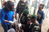 Prajurit TNI obati anak kecil terkena sabetan parang