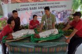 Petugas menyiapkan babi guling saat sosialisasi daging babi yang aman dikonsumsi, menyusul adanya kekhawatiran penyebaran virus African Swine Fever (ASF) di Denpasar, Bali, Jumat (7/2/2020). Kegiatan yang digelar Pemerintah Provinsi Bali tersebut untuk mengimbau masyarakat dan wisatawan agar tidak takut mengonsumsi daging babi menyusul fenomena penyebaran virus African Swine Fever (ASF) yang diduga menyebabkan 808 ekor babi mati di Bali. ANTARA FOTO/Nyoman Hendra Wibowo/nym.