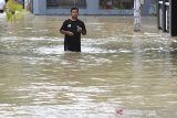 Warga melintasi banjir yang merendam di desa Wanakaya, Kecamatan Gunungjati, Cirebon, Jawa Barat, Sabtu (8/2/2020). Hujan dengan intensitas tinggi membuat tanggul sungai jebol dan merendam ratusan rumah di desa tersebut. ANTARA JABAR/Dedhez Anggara/agr