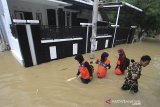 Warga melintasi banjir yang merendam di desa Wanakaya, Kecamatan Gunungjati, Cirebon, Jawa Barat, Sabtu (8/2/2020). Hujan dengan intensitas tinggi membuat tanggul sungai jebol dan merendam ratusan rumah di desa tersebut. ANTARA JABAR/Dedhez Anggara/agr