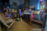 Aktivitas warga di dalam rumahnya yang terendam banjir di Komplek Griya Mitra Posindo, Cileunyi, Kabupaten Bandung, Jawa Barat, Sabtu (8/2/2020). Hujan dengan intensitas tinggi pada Jumat (7/2) membuat tanggul sungai jebol sehingga merendam puluhan rumah di komplek tersebut. ANTARA JABAR/Raisan Al Farisi/agr