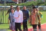 Presiden Joko Widodo (kedua kiri) didampingi Ketua MPR Bambang Soesatyo (ketiga kiri), Ketua DPR Puan Maharani (kiri), Ketua Dewan Pers Muhammad Nuh (kanan) dan Gubernur Kalimantan Selatan Sahbirin Noor (kedua kanan) berjalan menuju lokasi acara puncak perayaan Hari Pers Nasional (HPN) di Banjarbaru, Kalimantan Selatan, Sabtu (8/2/2020). Perayaan HPN tahun 2020 tersebut mengangkat tema 'Pers Menggelorakan Kalsel sebagai Gerbang Ibukota Negara'. Foto Antaranews Kalsel/Bayu Pratama S