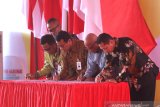 Direktur Bisnis Korporasi BNI Putrama Wahju Setyawan (tiga kiri), Direktur Jaringan dan Layanan BRI Ahmad Solihin Lutfiyanto (kedua kiri), Direktur Utama Bulog Budi Waseso (kanan), dan Direktur Astra Internasional Pongki Pamungkas (kedua kanan) menandatangani Nota Kesepahaman yang disaksikan Ketua PWI Pusat Atal S Depari (kiri) saat perayaan Hari Pees Nasional di Banjarbaru, Kalimantan Selatan, Sabtu (8/2/2020). Penandatanganan tersebut terkait kerja sama untuk meningkatkan kualitas profesionalisme wartawan Indonesia. Foto Antaranews Kalsel/Bayu Pratama S.