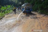 Warga bersama instansi terkait membersihkan sisa material tanah longsor di jalur penghubung Pacet menuju ke Trawas di Dusun Mligi, Desa Claket, Kecamatan Pacet, Mojokerto, Jawa Timur, Sabtu (8/2/2020). Tebing setinggi 30 meter tersebut longsor pada Jumat (7/2/2020) petang, akibat tidak kuat menahan tingginya curah hujan dan material tanah longsor sempat menutup jalur penghubung Pacet-Trawas. Antara Jatim/Syaiful Arif/zk.