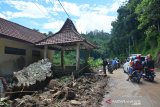 Pengendara melintas di jalur penghubung Pacet menuju ke Trawas yang sempat tertutup material tanah longsor di Dusun Mligi, Desa Claket, Kecamatan Pacet, Mojokerto, Jawa Timur, Sabtu (8/2/2020). Tebing setinggi 30 meter tersebut longsor pada Jumat (7/2/2020) petang, akibat tidak kuat menahan tingginya curah hujan dan material tanah longsor sempat menutup jalur penghubung Pacet-Trawas. Antara Jatim/Syaiful Arif/zk.