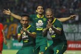 Pesepak bola Persebaya David Da Silva (kanan) melakukan seleberasi bersama rekannya Irfan Jaya (kiri) usai mencetak gol ke gawang Sabah FA saat pertandingan persahabatan internasional di Stadion Gelora Bung Tomo, Surabaya, Jawa Timur, Sabtu (8/2/2020). Persebaya mengalahkan Sabah FA dengan skor 3-1. Antara Jatim/Moch Asim/zk.