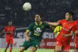 Pesepak bola Persebaya Mahmoud Eid (kiri) mencoba melewati hadangan pesepak bola Sabah FA Park Taesu (kanan) saat pertandingan persahabatan internasional di Stadion Gelora Bung Tomo, Surabaya, Jawa Timur, Sabtu (8/2/2020). Persebaya mengalahkan Sabah FA dengan skor 3-1. Antara Jatim/Moch Asim/zk.