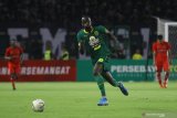 Pesepak bola Persebaya Makan Konate menggiring bola saat pertandingan persahabatan internasional melawan Sabah FA di Stadion Gelora Bung Tomo, Surabaya, Jawa Timur, Sabtu (8/2/2020).Persebaya mengalahkan Sabah FA dengan skor 3-1. Antara Jatim/Moch Asim/zk.