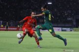 Pesepak bola Persebaya M Hidayat (kanan) berebut bola dengan pesepak bola Sabah FA Muhd Zubir Mohd Azmi (kiri) saat pertandingan persahabatan internasional di Stadion Gelora Bung Tomo, Surabaya, Jawa Timur, Sabtu (8/2/2020). Persebaya mengalahkan Sabah FA dengan skor 3-1. Antara Jati /Moch Asim/zk.