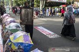 Seniman melakukan aksi teaterikal saat peringatan Bulan Cinta Ibu Bangsa Inggit Garnasih di Bandung, Jawa Barat, Minggu (9/2/2020). Aksi teaterikal tersebut merupakan rangkaian kegiatan untuk memperingati kelahiran Inggit Garnasih istri kedua dari Presiden Soekarno pada 17 Februari mendatang dan mengenalkan kembali jasa perjuangan beliau dalam merintis kemerdekaan Indonesia kepada masyarakat luas. ANTARA JABAR/M Agung Rajasa/agr