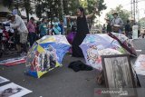 Seniman melakukan aksi teaterikal saat peringatan Bulan Cinta Ibu Bangsa Inggit Garnasih di Bandung, Jawa Barat, Minggu (9/2/2020). Aksi teaterikal tersebut merupakan rangkaian kegiatan untuk memperingati kelahiran Inggit Garnasih istri kedua dari Presiden Soekarno pada 17 Februari mendatang dan mengenalkan kembali jasa perjuangan beliau dalam merintis kemerdekaan Indonesia kepada masyarakat luas. ANTARA JABAR/M Agung Rajasa/agr