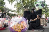 Seniman melakukan aksi teaterikal saat peringatan Bulan Cinta Ibu Bangsa Inggit Garnasih di Bandung, Jawa Barat, Minggu (9/2/2020). Aksi teaterikal tersebut merupakan rangkaian kegiatan untuk memperingati kelahiran Inggit Garnasih istri kedua dari Presiden Soekarno pada 17 Februari mendatang dan mengenalkan kembali jasa perjuangan beliau dalam merintis kemerdekaan Indonesia kepada masyarakat luas. ANTARA JABAR/M Agung Rajasa/agr