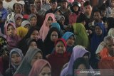 Sejumlah warga yang mengantre untuk mendapatkan bahan pangan gratis dalam rangka Hari Pers Nasional di gedung PWI Kalsel, Banjarmasin, Kalimantan Selatan, Minggu (9/2/2020). PWI bekerja sama dengan Perum Bulog menggelar bakti sosial yakni dengan membagikan 500 bahan pangan gratis kepada warga yang kurang mampu dan pensiunan wartawan di Kalimantan Selatan. Foto Antaranews Kalsel/Bayu Pratama S.