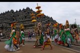 Sejumlah seniman mengikuti kirab Ruwat Rawat Borobudur di kompleks Taman Wisata Candi (TWC) Borobudur, Magelang, Jawa Tengah, Minggu (9/2/2020). Tradisi Ruwat Rawat Borobudur yang dilaksanakan oleh masyarakat seniman komunitas Brayat Panangkaran Borobudur tersebut sebagai bentuk penghargaan dan pelestarian terhadap situs warisan budaya dunia melalui seni budaya tradisional. ANTARA FOTO/Anis Efizudin/nym.