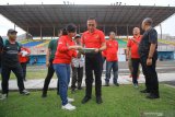 Ketua Umum PSSI Mochamad Iriawan (kanan) berbincang dengan Sekjen PSSI Ratu Tisha Destria (kiri) saat melakukan inspeksi di Stadion Gelora 10 November, Surabaya, Jawa Timur, Minggu (9/2/2020). Inspeksi ke stadion tersebut untuk melihat secara langsung kondisi lapangan-lapangan pendukung yang akan dijadikan sebagai tempat latihan (training field) dalam persiapan Piala Dunia U-20 pada 2021. Antara Jatim/Moch Asim/zk.