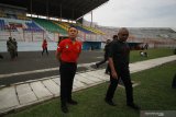 Ketua Umum PSSI Mochamad Iriawan (kiri) didampingi Ketua PSSI Jawa Timur Ahmad Riyadh (kanan) berjalan di lapangan saat melakukan inspeksi di Stadion Gelora 10 November, Surabaya, Jawa Timur, Minggu (9/2/2020). Inspeksi ke stadion tersebut untuk melihat secara langsung kondisi lapangan-lapangan pendukung yang akan dijadikan sebagai tempat latihan (training field) dalam persiapan Piala Dunia U-20 pada 2021. Antara Jatim/Moch Asim/zk.