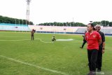 Ketua PSSI Mochamad Iriawan (kanan) meninjau lapangan pendukung Piala Dunia U-20 di Stadion Gelora Delta Sidoarjo, Jawa Timur, Minggu (9/2/2020). Kegiatan tersebut sebagai bagian mematangkan persiapan Piala Dunia U-20 tahun 2021 dengan menggelar Joint Inspection di 10 kota yang dipersiapkan menjadi tuan rumah. Antara Jatim/Umarul Faruq/zk