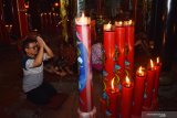 Umat Tri Dharma bersembahyang Cap Go Meh di Tempat Ibadah Tri Dharma (TITD) Hwie Ing Kiong, Madiun, Jawa Timur, Sabtu (8/2/2020) malam. Umat Tri Dharma memanjatkan doa kepada Tuhan Yang Maha Kuasa agar diberikan kesehatan, kelancaran, kemakmuran juga berharap negara dalam keadaan aman dan tenteram. Antara Jatim/Siswowidodo/zk