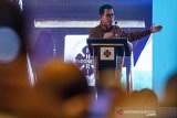 Menteri Pariwisata dan Ekonomi Kreatif  Wishnutama Kusubandio memberikan pidato saat Dialog Pariwisata 2020 di Karawang, Jawa Barat, Senin (10/2/2020). Dialog tersebut membahas tentang optimalisasi peran strategis membangun industri Pariwisata. ANTARA JABAR/M Ibnu Chazar/agr