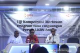 Direktur Utama Perum LKBN ANTARA Meidyatama Suryodiningrat (kanan) memberikan sambutan didampingi Direktur Pemberitaan Akhmad Munir (kiri) dan Direktur Uji Kompentensi Wartawan (UKW) PWI Pusat Rajab Ritonga, saat pembukaan Uji Kompetensi Wartawan di Hotel Victoria Banjarmasin, Kalimantan Selatan, Senin (10/2/2020). Perum LKBN ANTARA melalui Lembaga Pendidikan Jurnalistik ANTARA (LPJA) menggelar UKW yang diikuti 30 wartawan dalam rangka Hari Pers Nasional 2020. Foto Antaranews Kalsel/Bayu Pratama S.