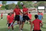 Pesepak bola Bali United Leonard Tupamahu (kedua kiri) berebut bola dengan Ilija Spasojevic (kedua kanan) dalam sesi latihan di Lapangan Gelora Trisakti, Badung, Bali, Senin (10/2/2020). Bali United akan menghadapi klub Than Quang Ninh dari Vietnam dalam pertandingan babak grup G Piala AFC 2020 di Stadion Kapten I Wayan Dipta, Selasa (11/2). ANTARA FOTO/Nyoman Hendra Wibowo/nym.