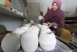 Eni Kustanti menyelesaikan pembuatan kerajinan pot bunga dari bahan Styrofoam  di rumahnya di Kalipuro Banyuwangi, Jawa Timur, Minggu (9/2/2020). Pengolahan sampah Styrofoam yang sulit terurai menjadi kerajinan seperti pot bunga itu, diharapkan dapat menjadi solusi permasalahan sampah menjadi barang yang bernilai ekonomi. Antara Jatim/Budi Candra Setya/zk