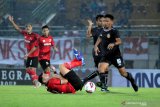 Pesepak bola Madura United (MU) FC Brian Ferreira (tengah) dilanggar pesepak bola Bhayangkara FC TM Ichsan (kanan) dalam laga Piala Gubernur di Stadion Gelora Bangkalan (SGB) Bangkalan, Jawa Timur, Senin (10/2/2020). Antara Jatim/Saiful Bahri/zk.