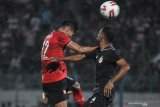 Pesepak bola Madura United (MU) FC Haris Tuharea (kiri) berebut bola dengan pesepak Bhayangkara FC Ruben Sanadi (kanan) dalam laga Piala Gubernur di Stadion Gelora Bangkalan (SGB) Bangkalan, Jawa Timur, Senin (10/2/2020). Antara Jatim/Saiful Bahri/zk.