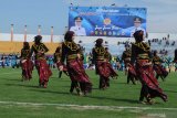 Penari membawakan tarian 'Tonduk Majang' saat pembukaan  kejuaraan sepak bola Piala Gubernur di Stadion Gelora Bangkalan (SGB) Bangkalan, Jawa Timur, Senin (10/2/2020).  Kejuraan tersebut dibagi menjadi dua grup yaitu A dan B, grup A dipusatkan di SGB diikuti Madura United FC, Persebaya, Persik Kediri dan Bhayangkara Fc sementara grup B venue Kanjuruhan Malang, diikuti Arema Fc, Sabah FA (Malaysia) Persela dan  Persija. Antara Jatim/Saiful Bahri/zk.