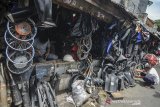 Penjual onderdil motor menunggu pembeli dilapaknya Jalan Cihideung Balong, Kota Tasikmalaya, Jawa Barat, Senin (10/2/2020). Pedagang pasar loak suku cadang motor bekas menjadi salah satu alternatif untuk mendapatkan barang murah bagi masyarakat dan pedagang memanfaatkan media daring untuk memasarkan barangnya dengan omset yang di dapat mencapai Rp100-200 ribu per hari. ANTARA JABAR/Adeng Bustomi/agr