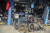 Penjual onderdil motor menunggu pembeli dilapaknya Jalan Cihideung Balong, Kota Tasikmalaya, Jawa Barat, Senin (10/2/2020). Pedagang pasar loak suku cadang motor bekas menjadi salah satu alternatif untuk mendapatkan barang murah bagi masyarakat dan pedagang memanfaatkan media daring untuk memasarkan barangnya dengan omset yang di dapat mencapai Rp100-200 ribu per hari. ANTARA JABAR/Adeng Bustomi/agr