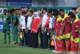 Gubernur Jatim Khofifah Indar Parawansa (tengah) berfoto bersama pemain persebaya dan Persik  saat membuka sepak bola Piala Gubernur di Stadion Gelora Bangkalan (SGB) Bangkalan, Jawa Timur, Senin (10/2/2020).  Kejuraan tersebut dibagi menjadi dua grup yaitu A dan B, grup A dipusatkan di SGB diikuti Madura United FC, Persebaya, Persik Kediri dan Bhayangkara Fc sementara grup B venue Kanjuruhan Malang, diikuti Arema Fc, Sabah FA (Malaysia) Persela dan  Persija. Antara Jatim/Saiful Bahri/zk.