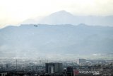 Bangunan gedung bertingkat di Kota Bandung tampak dari kejauhan di Jatihandap, Kabupaten Bandung, Jawa Barat, Senin (10/2/2020). Dalam upaya memaksimalkan pemanfaatan ruang, Pemerintah Kota Bandung melalui Badan Perencanaan Pembangunan Penelitian dan Pengembangan (Bappelitbang) akan merevisi Perda tentang Rencana Tata Ruang Wilayah (RTRW) Kota Bandung dengan menggeser pelayanan di dua sub pusat kota. ANTARA JABAR/Raisan Al Farisi/agr