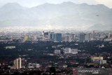 Bangunan gedung bertingkat di Kota Bandung tampak dari kejauhan di Jatihandap, Kabupaten Bandung, Jawa Barat, Senin (10/2/2020). Dalam upaya memaksimalkan pemanfaatan ruang, Pemerintah Kota Bandung melalui Badan Perencanaan Pembangunan Penelitian dan Pengembangan (Bappelitbang) akan merevisi Perda tentang Rencana Tata Ruang Wilayah (RTRW) Kota Bandung dengan menggeser pelayanan di dua sub pusat kota. ANTARA JABAR/Raisan Al Farisi/agr