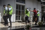 Polisi menggiring terdakwa menuju mobil tahanan usai menjalani sidang perdana pembacaan dakwaan di Pengadilan Negeri Kota Tasikmalaya, Jawa Barat, Senin (10/2/2020). Lima terdakwa bernama Yohan Elfian Juhermawan, Muhamad Joko Pamungkas, Eri Choerudin, Deni Primadani dan Agus Munajat dihadirkan di persidangan tersebut dalam kasus pembuatan pabrik Pil Paracetamol Cafein Carisprodol (PCC) berkedok pabrik sumpit dengan ancaman hukuman seumur hidup atau hukuman mati. ANTARA JABAR/Adeng Bustomi/agr