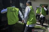 Polisi menggiring terdakwa menuju mobil tahanan usai menjalani sidang perdana pembacaan dakwaan di Pengadilan Negeri Kota Tasikmalaya, Jawa Barat, Senin (10/2/2020). Lima terdakwa bernama Yohan Elfian Juhermawan, Muhamad Joko Pamungkas, Eri Choerudin, Deni Primadani dan Agus Munajat dihadirkan di persidangan tersebut dalam kasus pembuatan pabrik Pil Paracetamol Cafein Carisprodol (PCC) berkedok pabrik sumpit dengan ancaman hukuman seumur hidup atau hukuman mati. ANTARA JABAR/Adeng Bustomi/agr