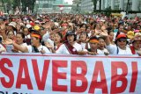 Massa yang mengatasnamakan gerakan #Save Babi melakukan aksi long march saat menolak pemusnahan ternak babi tekait virus kholera di Lapangan Merdeka Medan, Sumatera Utara, Senin (10/2/2020). Dalam orasinya mereka menolak pemusnahan ternak babi terkait wabah virus kholera Afrika karena selama ini berternak babi telah menjadi sumber pendapatan bagi masyarakat. ANTARA FOTO/Septianda Perdana/nym.