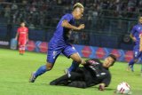 Pesepak bola Arema FC, Yodo (kiri) berusaha melewati hadangan penjaga gawang Sabah FA-Malaysia, Rozaimie Rohim (kanan) dalam kompetisi Piala Gubernur Jatim Grup B di Stadion Kanjuruhan, Malang, Jawa Timur, Selasa (11/2/2020). Arema menaklukkan Sabah FA dengan skor akhir 2-0. Antara Jatim/Ari Bowo Sucipto/zk.