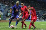 Pesepak bola Arema FC, Yodo (kiri) berusaha melewati hadangan pesepak bola  Sabah FA-Malaysia, Mohd Zubir Mohd Azmi (kanan) dan Rodoliob Paunovic (tengah) dalam kompetisi Piala Gubernur Jatim Grup B di Stadion Kanjuruhan, Malang, Jawa Timur, Selasa (11/2/2020). Arema menaklukkan Sabah FA dengan skor akhir 2-0. Antara Jatim/Ari Bowo Sucipto/zk.