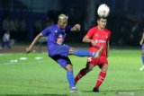 Pesepak bola Arema FC, Yodo (kiri) berusaha menghalau bola dari pesepak bola Sabah FA-Malaysia, Randy Baruh Samson (kanan) dalam kompetisi Piala Gubernur Jatim Grup B di Stadion Kanjuruhan, Malang, Jawa Timur, Selasa (11/2/2020). Arema menaklukkan Sabah FA dengan skor akhir 2-0. Antara Jatim/Ari Bowo Sucipto/zk.